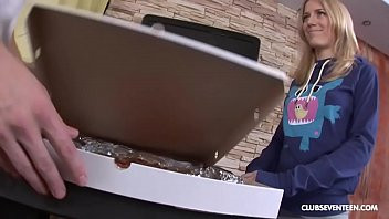 Play Pizza girl delivers Extra Topping