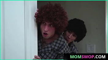 Play MomSwop.com &vert; Slept Sons Swapping Stepmother after Bed (Lexi Luna, Bella Rossi, Codey Carter, David Lee XXX)