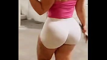 Play 10min ass worshipping and twerking
