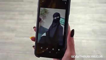Play Woman in niqab makes sexy photos